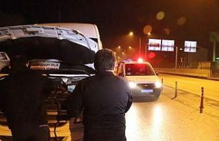 Kısıtlamada yolda kalan şoförün imdadına polis...