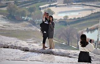 Kısıtlamadan muaf olan turistler Pamukkale’ye...