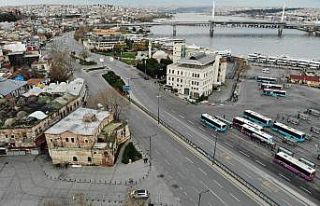 Kısıtlamanın üçüncü haftasında Eminönü Meydanı...
