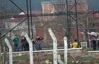 Kısıtlamaya rağmen çocuklar halı sahada maç...