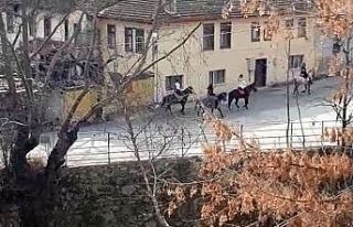 Kısıtlamaya uymadılar; kimi at bindi, kimi sokakta...