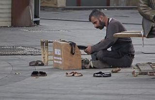 Kısıtlamayı duymayan boyacı boş sokakta müşteri...
