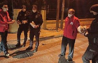 Kızılaydan polislere simit, kek ve çay ikramı