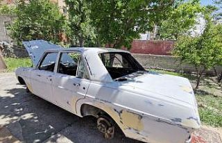 Klasik otomobil düşkünü tamirci