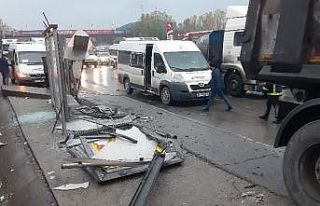 Kocaeli’de kontrolden çıkan tır durağı parçalayarak...