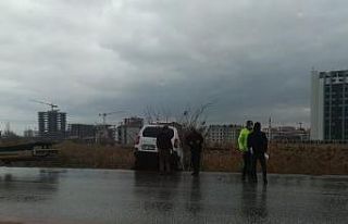 Kontrolden çıkan araç banketten düşerek asılı...