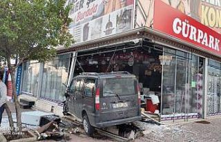 Kontrolden çıkan araç iş yerine girdi