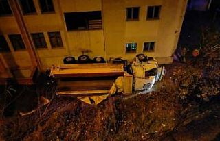 Kontrolden çıkan kamyon okul bahçesine uçtu