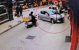 Kontrolden çıkan otomobil çarptığı yaya ile...