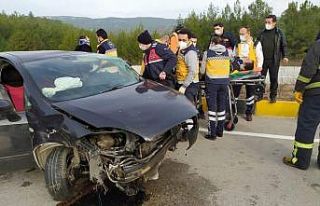 Kontrolden çıkan otomobil refüje çarptı: 2 yaralı