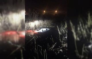 Kontrolden çıkan otomobil su dolu dereye uçtu