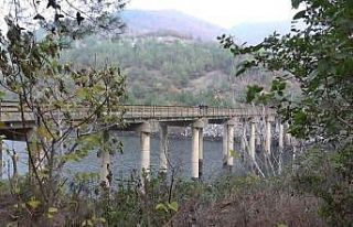 Köprüden baraj gölüne atlayan kadını arama çalışmaları...