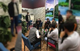 Korona tedbirlerine rağmen havuz başında alkol...