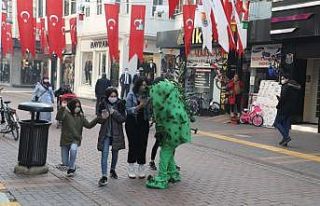 Korona virüs kılığına girdi, kurallara uymayanların...