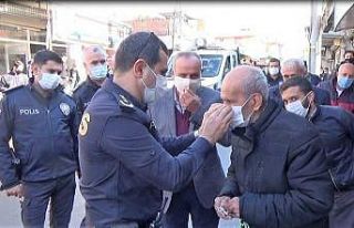 Korona virüs yayılmasın diye kendi eliyle maske...