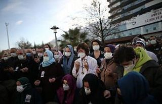 Korona virüse yenilen yılın doktoru gözyaşlarıyla...
