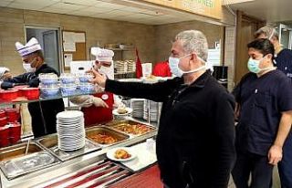 Korona virüsle mücadele kahramanlarına aşure ikramı