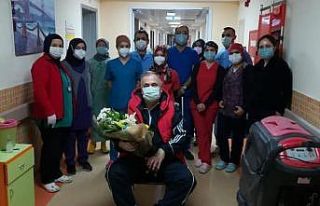 Korona virüsü yenen doktor alkışlarla taburcu...