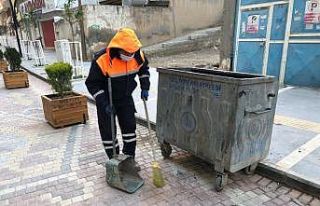 Koronanın sessizliğini süpürgesinin sesiyle bozdu