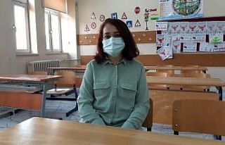 Koronayı yenen öğretmen soluğu sınıfında aldı