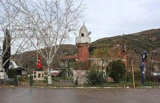 Köy meydanındaki camisiz minare büyük ilgi çekiyor