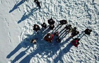 Köyde yaşayan çocukların drone uçurma sevinci