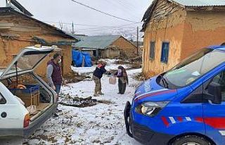 Köylerdeki vatandaşlara ekmeği jandarma ulaştırdı
