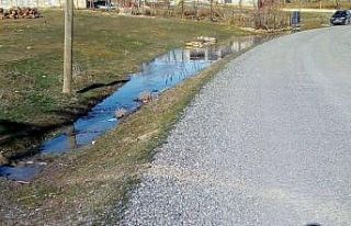 Kulplu çocuklar, el yapımı kayıklarla su birikintisinin...