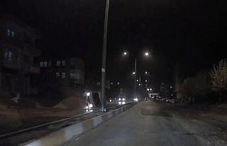 Kum yığınına çarpıp uçan araç güvenlik kamerasında