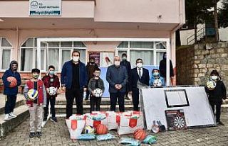 Kur’an-ı Kerim kurslarındaki gençlere malzeme...