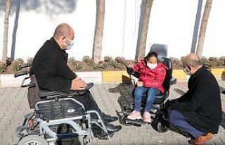 Kurtalan Kaymakamı Aydın, engelli genç kıza akülü...