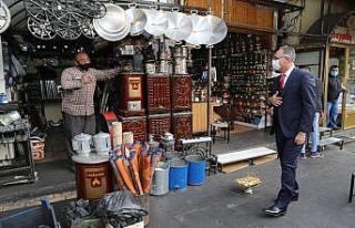 Kuş, esnaf ve vatandaşlarla iç içe olmaya devam...