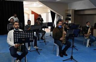 Kuşadası Belediye bandosu ile kent orkestrasına...