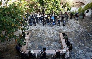 Kuşadası çarşılarında dış cepheler beyaza...