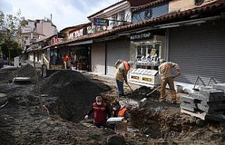 Kuşadası’nın turistik çarşılarındaki yenileme...