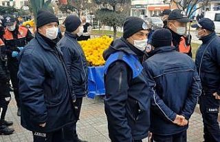 Kuyruk oluşturan esnafa ceza yazıldı