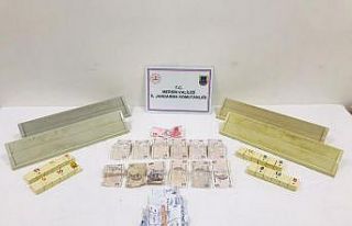 Limon bahçesinde kumar oynarken yakalandılar