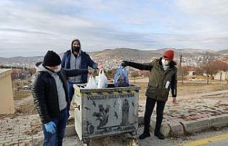 Lisans öğrencileri çöp topladı
