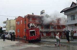 Lojman olarak kullanılan binadaki yangın korkuttu