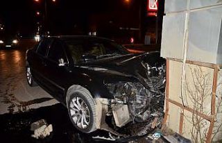 Lüks otomobil ile betona çarptı: 1 yaralı