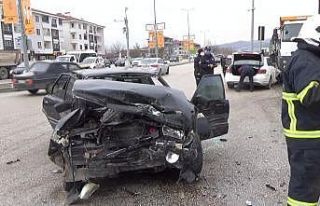 Lüks otomobile çarpan araç hurdaya döndü