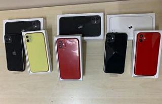Maket cep telefonlarını gerçekmiş gibi satmışlar