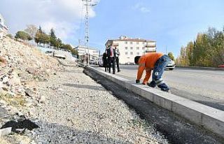 Malayı eline aldı, bordür taşı döşedi