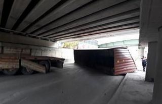 Marmaray köprüsüne çarpan tırın dorsesi yan...