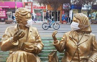 “Maskeli heykel” görenleri hem uyardı, hem de...