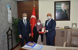 Merhum Kore gazisinin madalyası eşine verildi