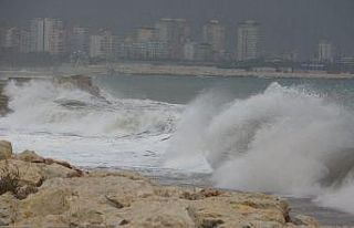 Mersin’de fırtına dev dalgalar oluşturdu