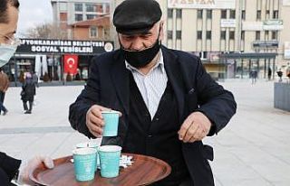 Meydanda vatandaşa çay ikram ettiler