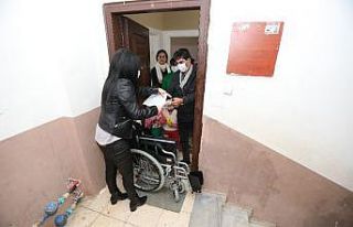 Mezitli Belediyesinden engellilere tekerlekli sandalye