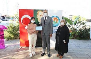 Mezitli Belediyesinin tablet dağıtımı sürüyor